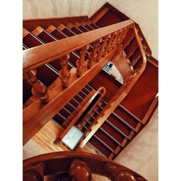 Creation of wooden staircases with artistic personalization