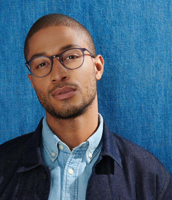 Un homme avec des lunettes