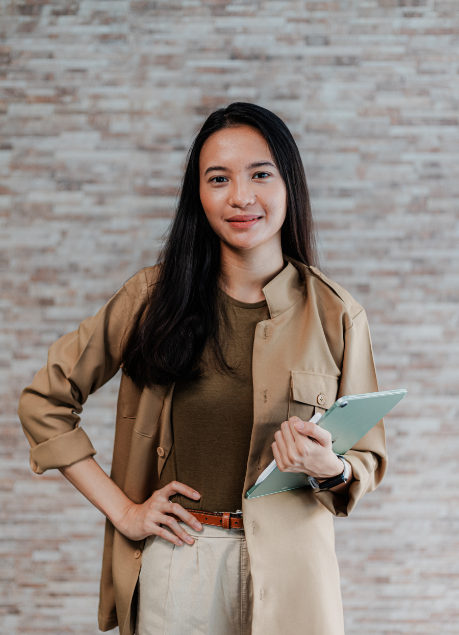 Une femme à côté d'une porte