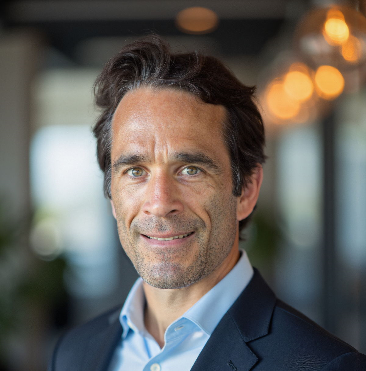 Un homme avec une chemise rayée