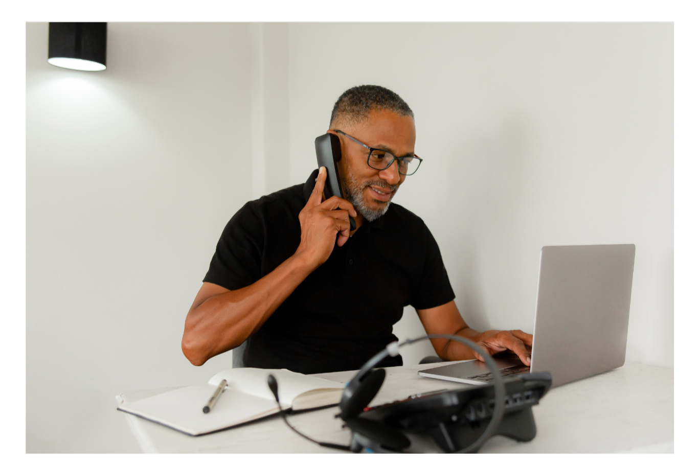 Homme au bureau au téléphone – relation client de A à Z